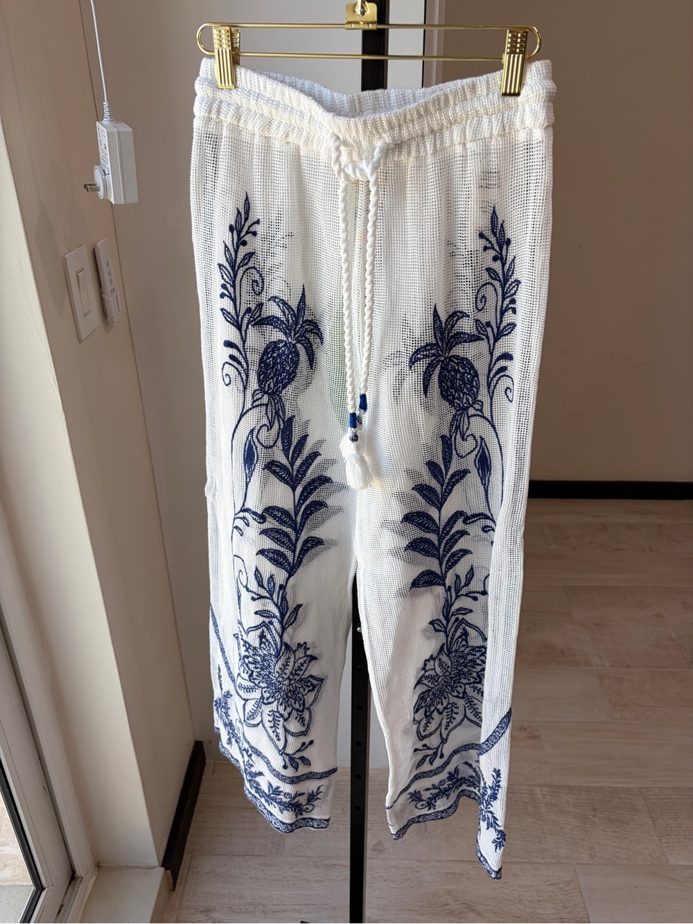 Farm Rio: Off-White Nina Embroidery Pants - Picture 4 of 8